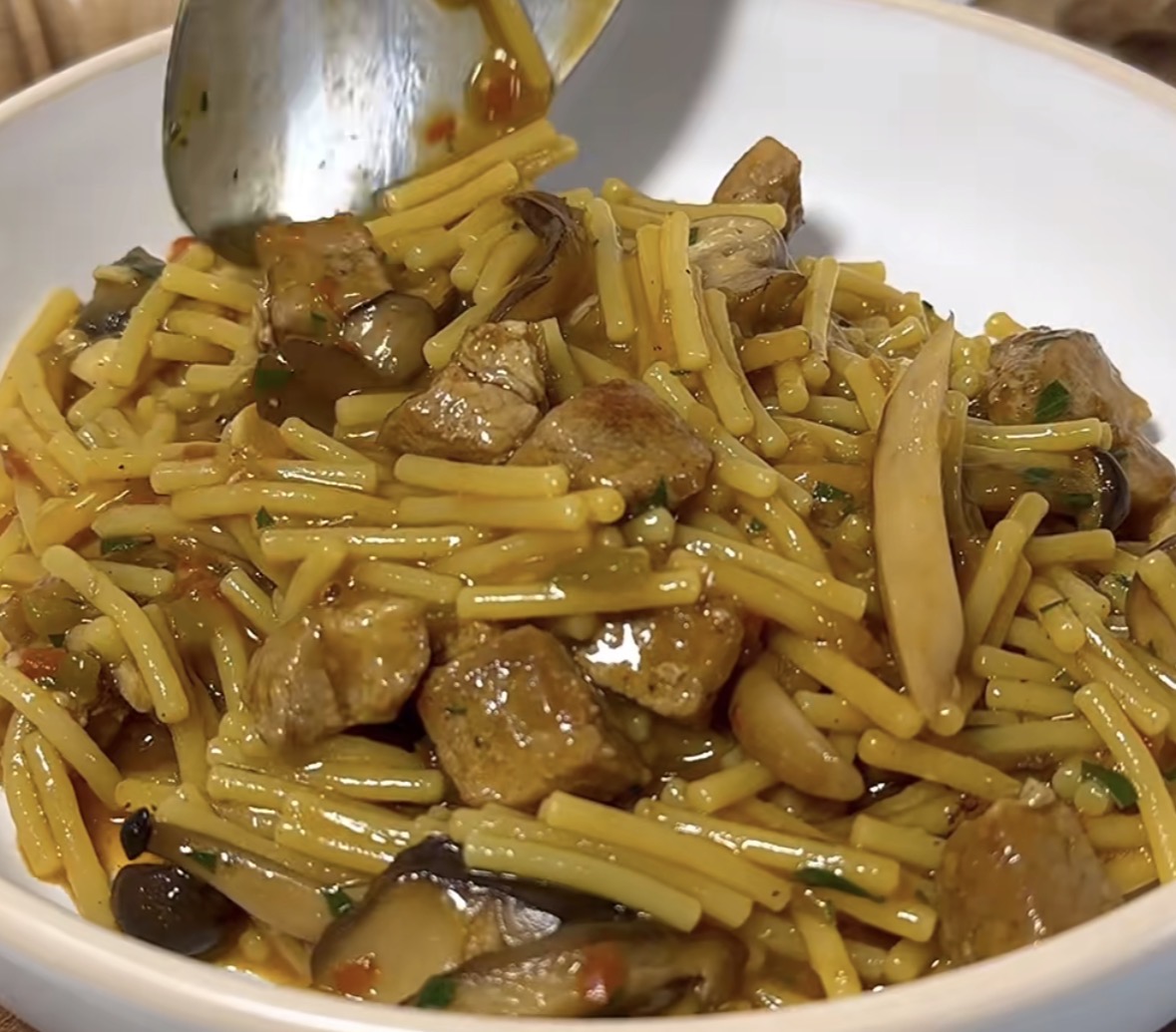 Fideos a la cazuela con secreto y setas
