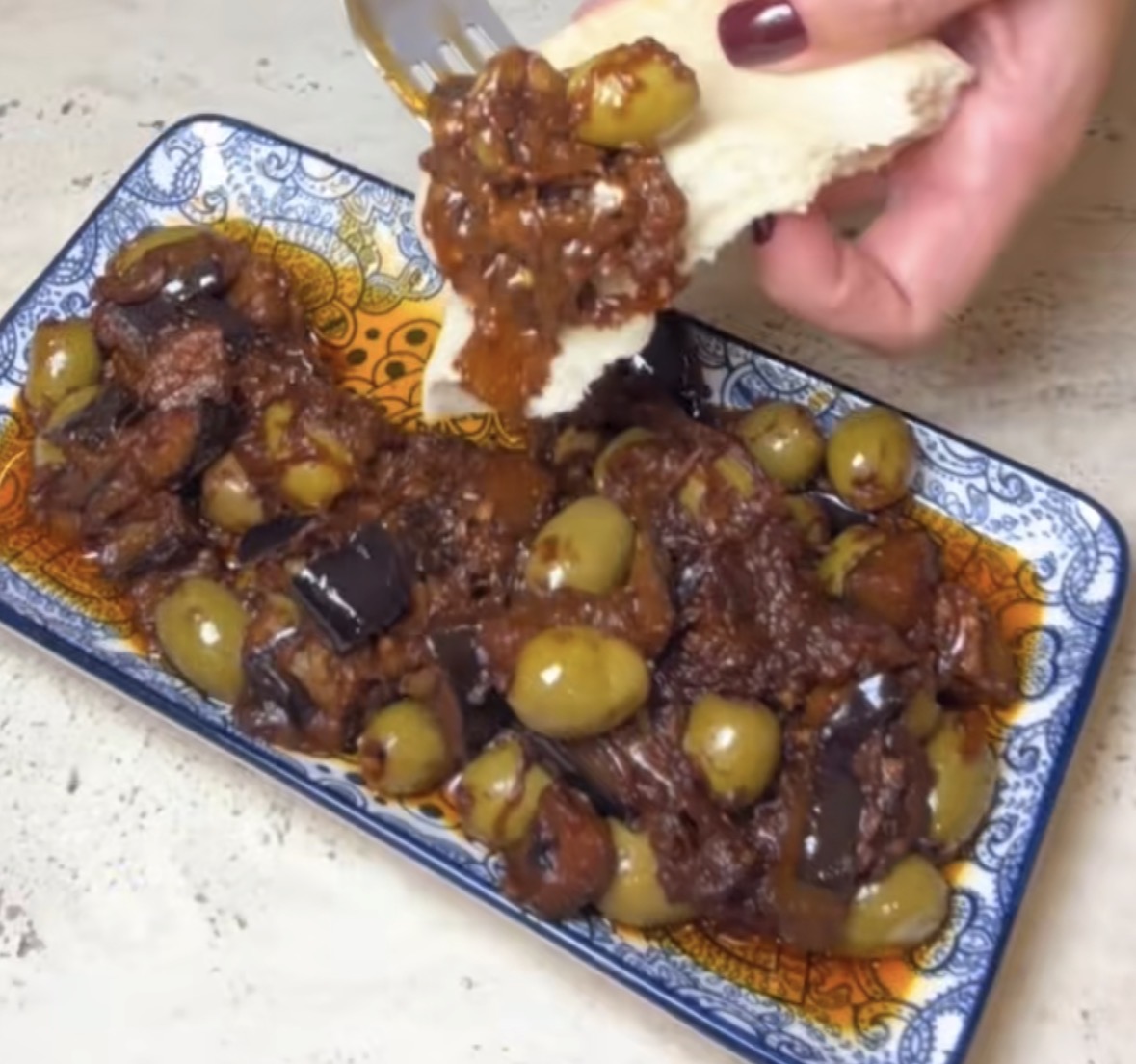 Ensalada de berenjenas, aceitunas y cebolla confitada